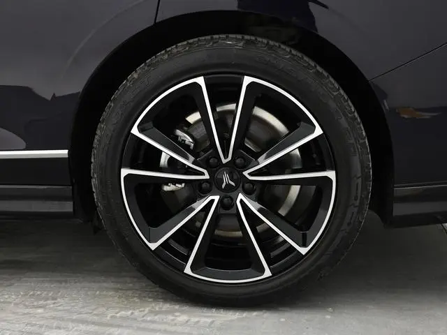 VOYAH Lantu chasing light PHEV Ultra-long battery life, four-wheel drive ultimate edition
