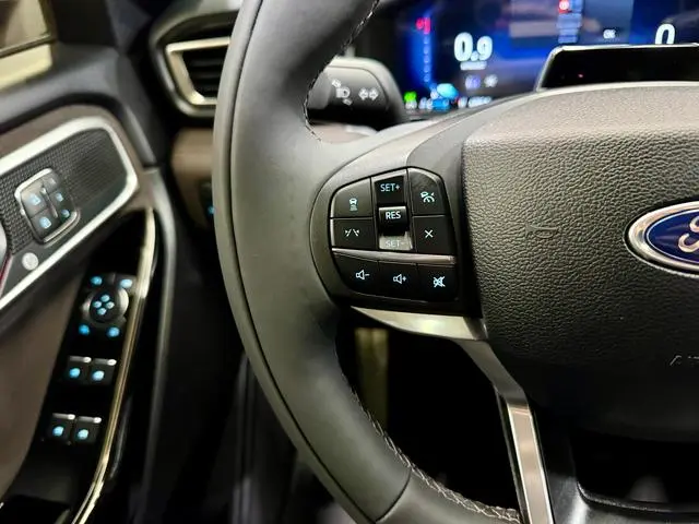 Ford Explorer 2.3T EcoBoost four-wheel drive titanium version 7 seats