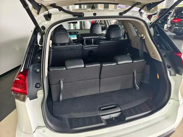 Nissan Qijun 2.5L CVT Zhilian seven-seater leading version 4WD