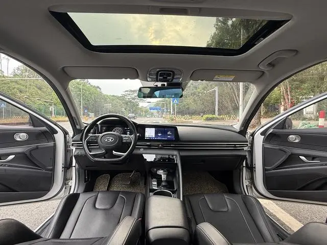 Hyundai Elantra 1.5L CVT LUX Premium Edition