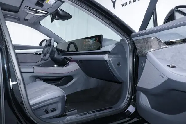 VOYAH Lantu chasing light PHEV Ultra-long battery life, four-wheel drive ultimate edition