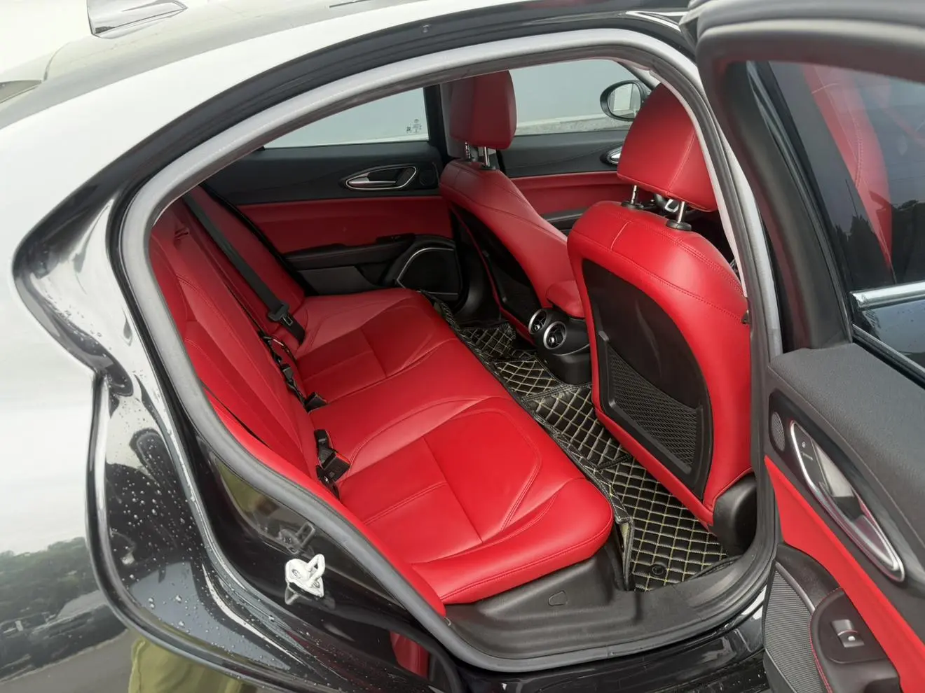 Alfa Romeo Giulia 2.0T 280HP Track Limited Edition