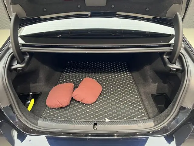BMW BMW i5 eDrive40L M sports suit