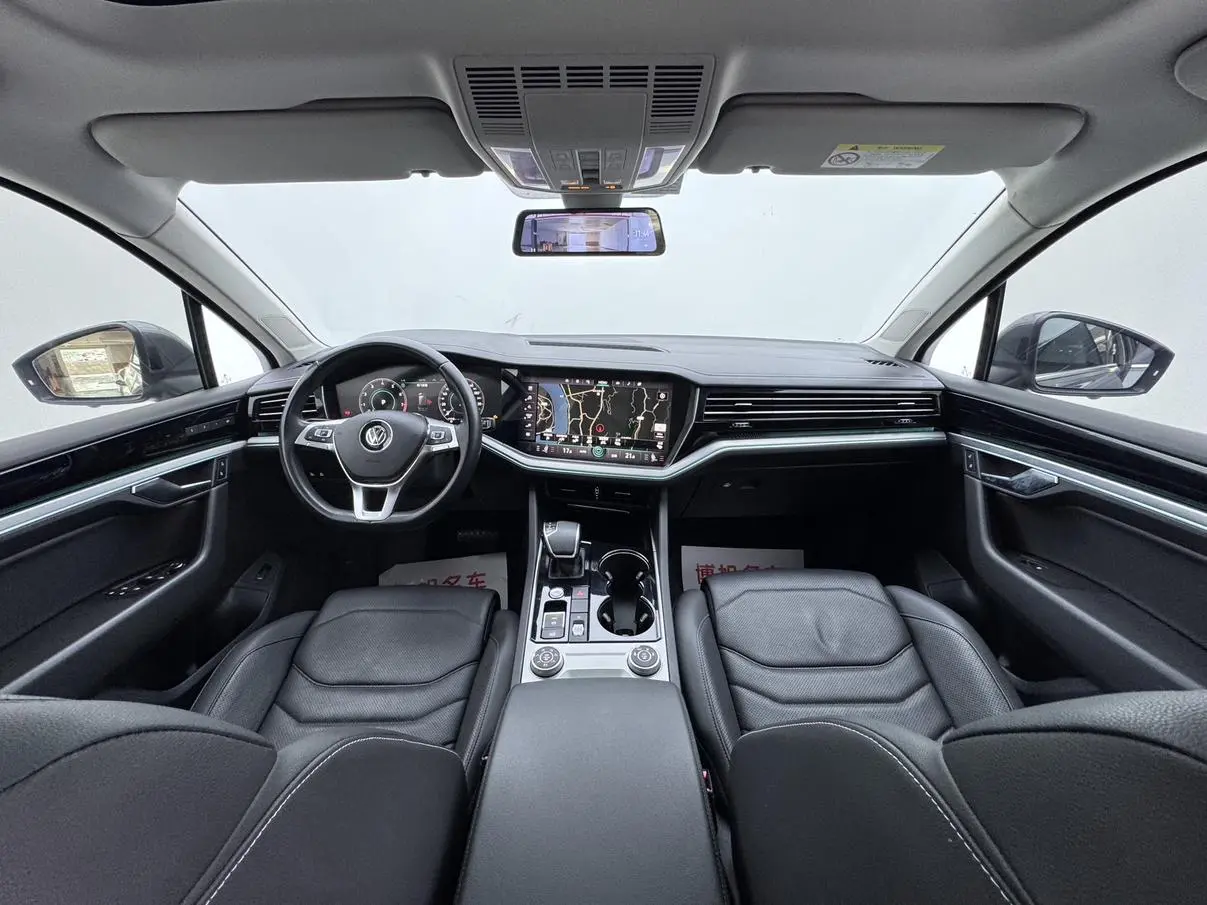 Volkswagen Touareg 3.0 TSI Sharp Front Version Country V
