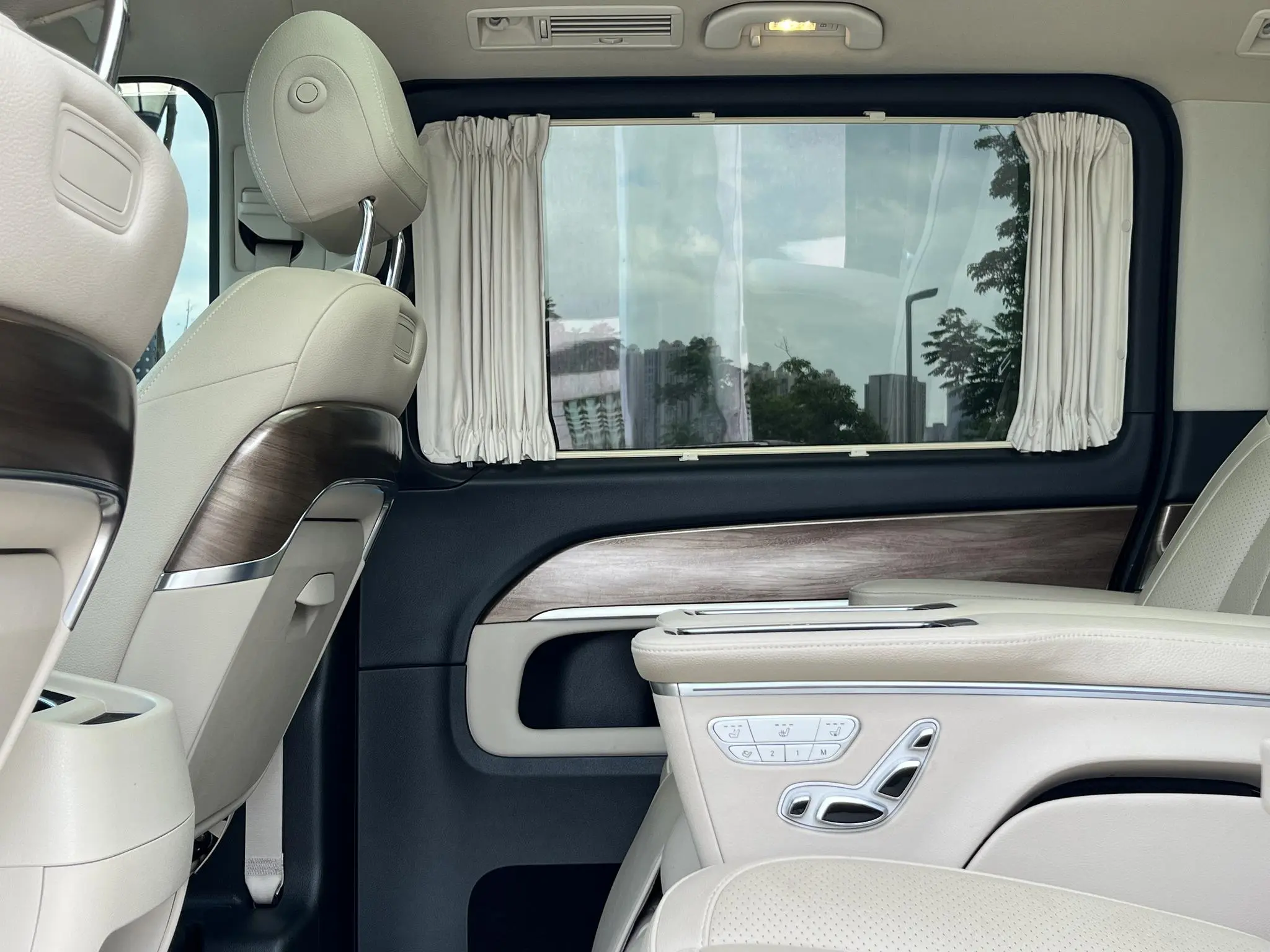 Mercedes-Benz Mercedes-Benz V-class V 260 L Long Wheelbase Premium Edition