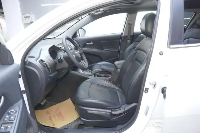 Kia Smart running 2.0L automatic two-wheel drive version GL