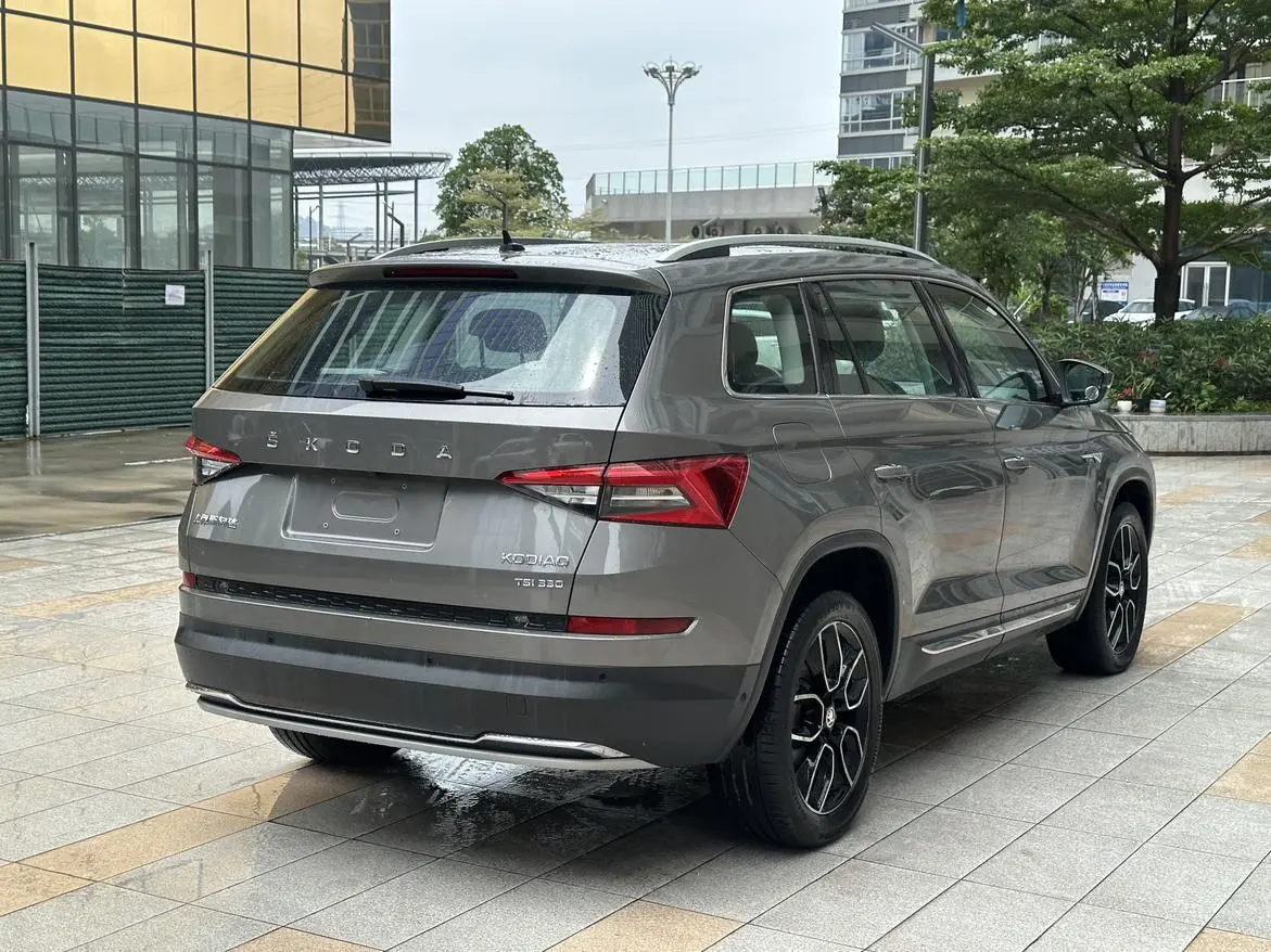 Skoda Kodiak Facelifted ZI330 7-seater two-wheel drive luxury premium edition Country VI