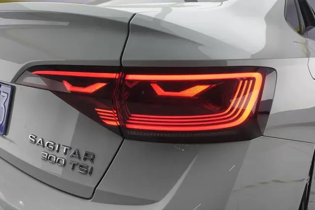 Volkswagen Sagitar 300TSI DSG Flying Edition