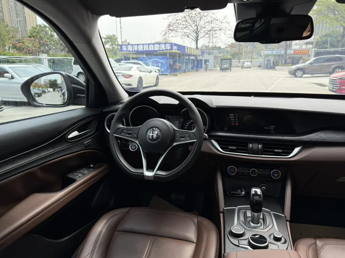 Alfa Romeo Stelvio 2.0T 200HP Deluxe Edition
