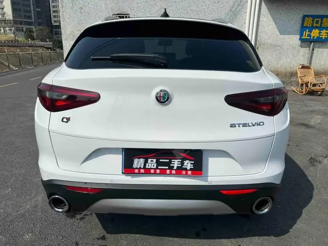 Alfa Romeo Stelvio 2.0T 200HP Deluxe Edition
