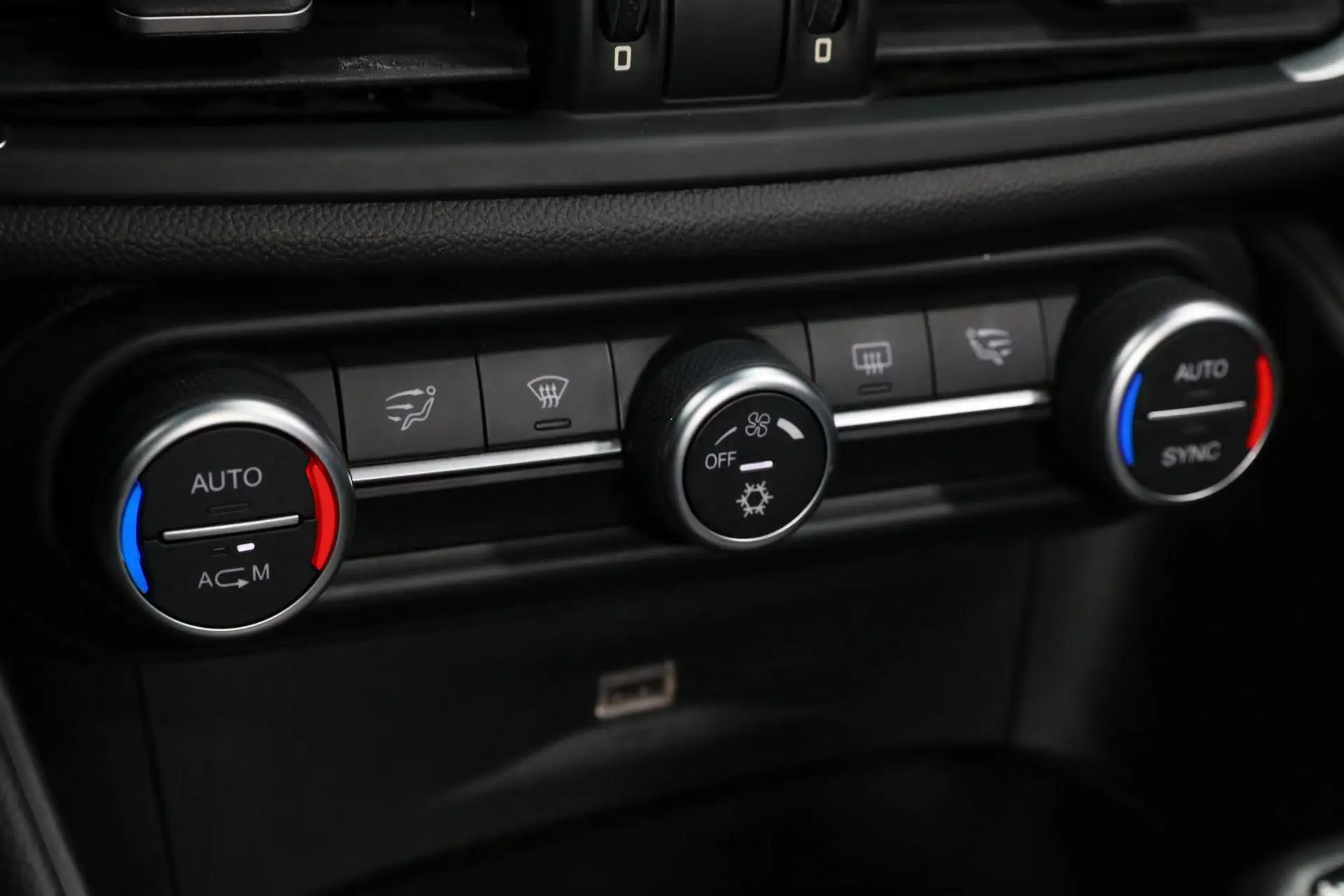 Alfa Romeo Giulia 2.0T 200HP Deluxe Edition