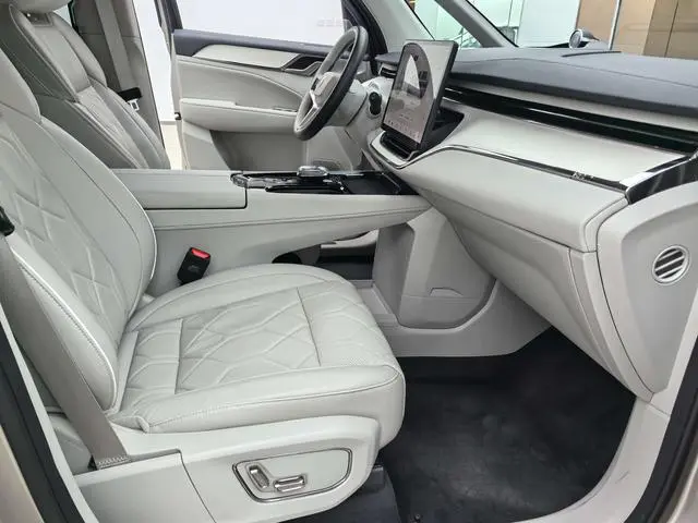 Volvo Volvo EM90 Ultra six seats