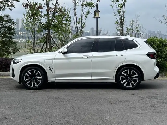 BMW BMW iX3 Facelift leading type