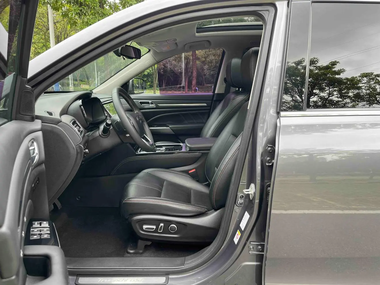 GAC Trumpchi GS8 390T two-wheel drive luxury Zhilian Edition 7 seats