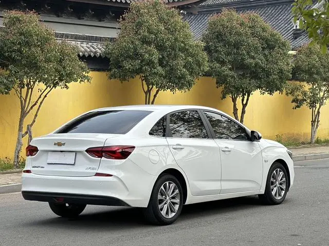 Chevrolet Cruze 320 automatic Enjoy Skylight version