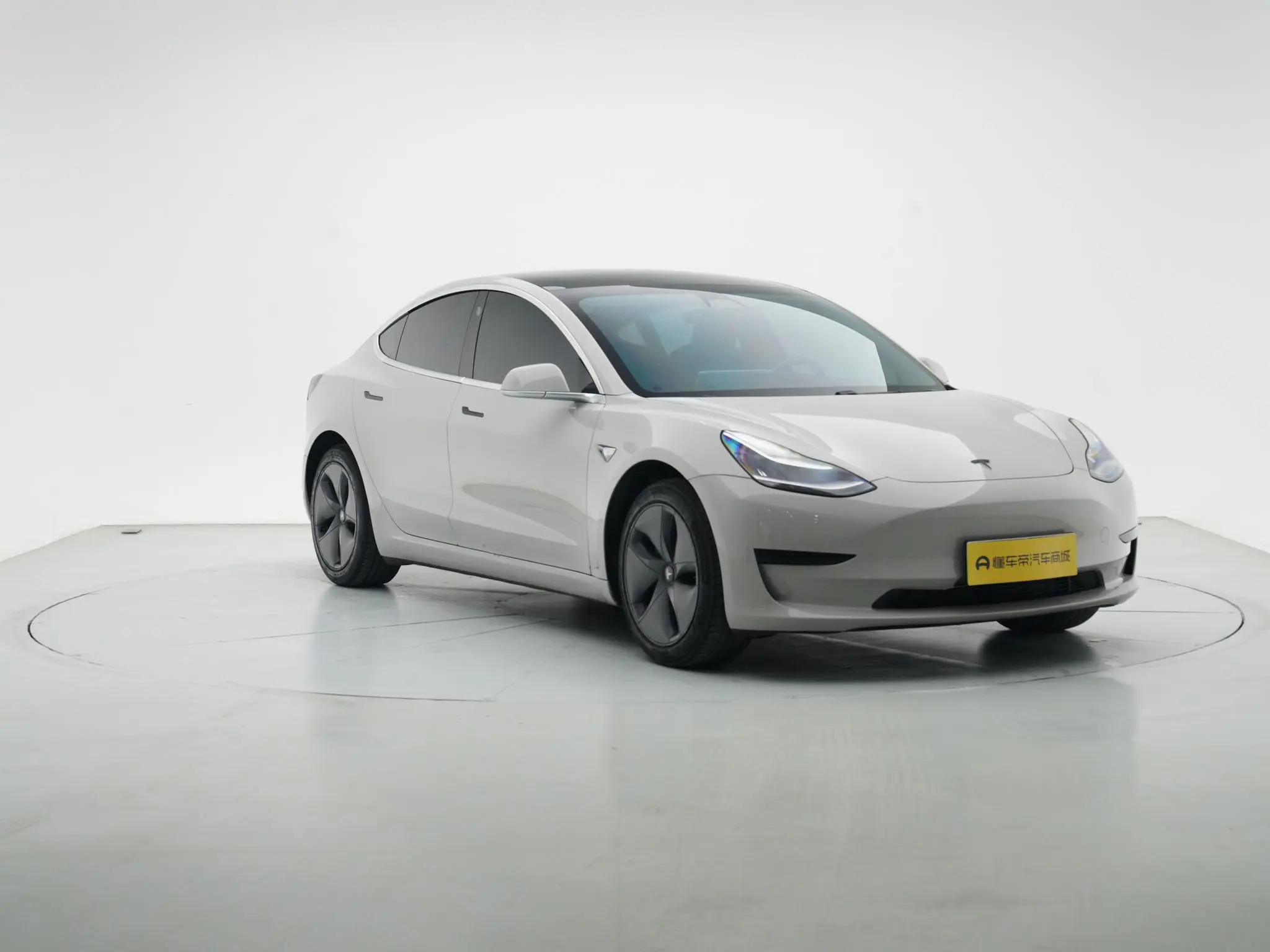 Tesla Model 3 Upgraded version of standard battery life rear drive