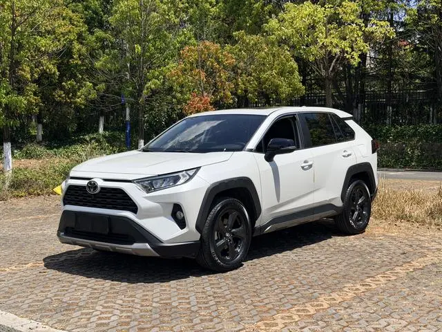 TOYOTA RAV4 Rongfang 2.0L CVT four-wheel drive fashion version