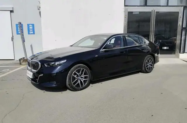 BMW BMW i5 eDrive35L M sports suit