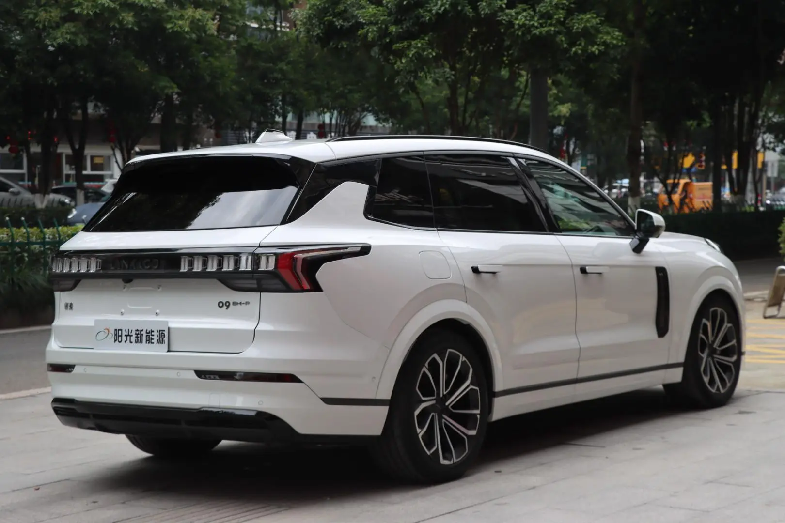 LYNK & CO Lynk &Co. 09 EM-P EM-P 2.0 TD six-seater ULTRA