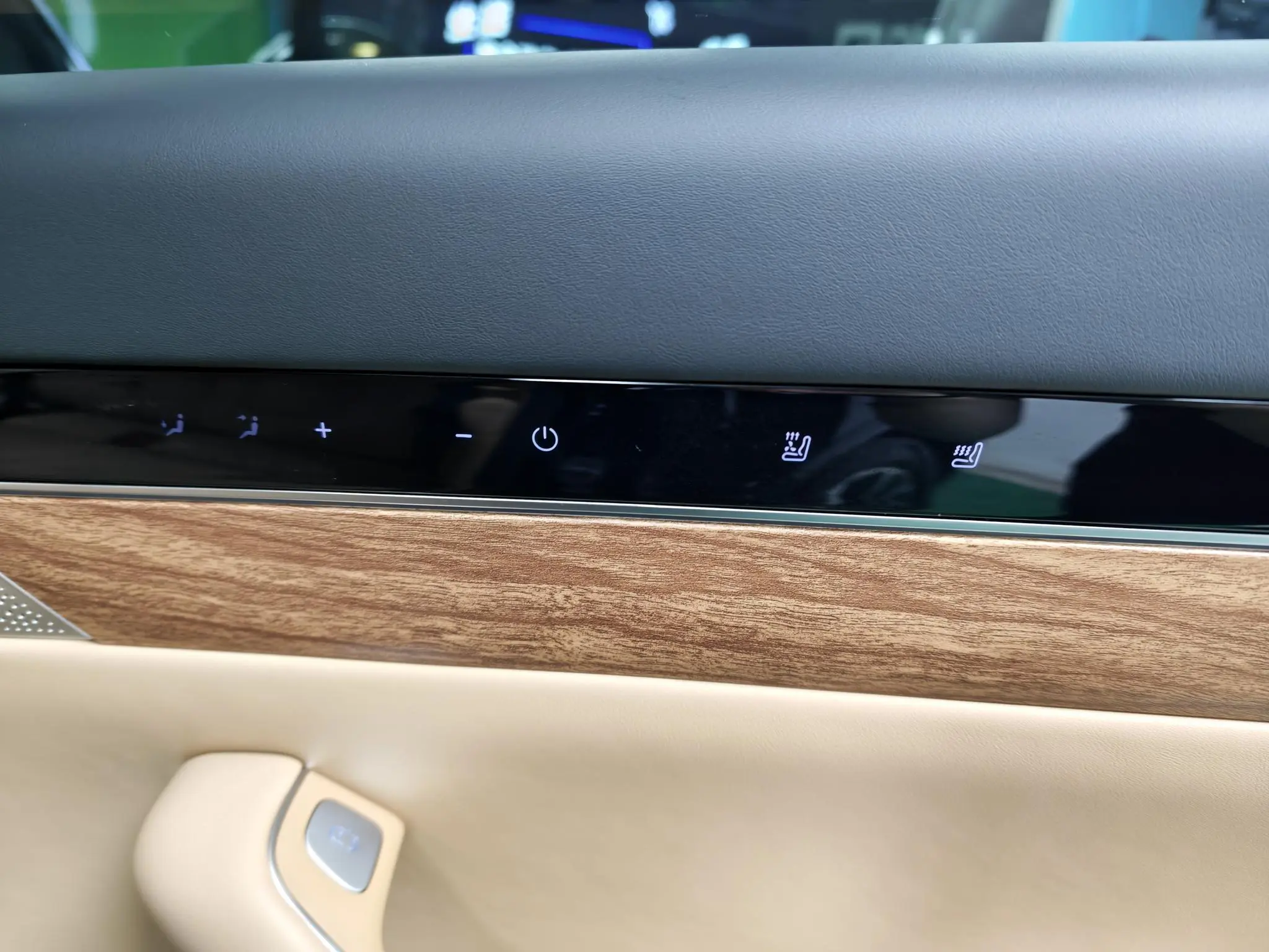 LUXEED Wisdom World R7 Pure electric 100kWh Max rear drive version