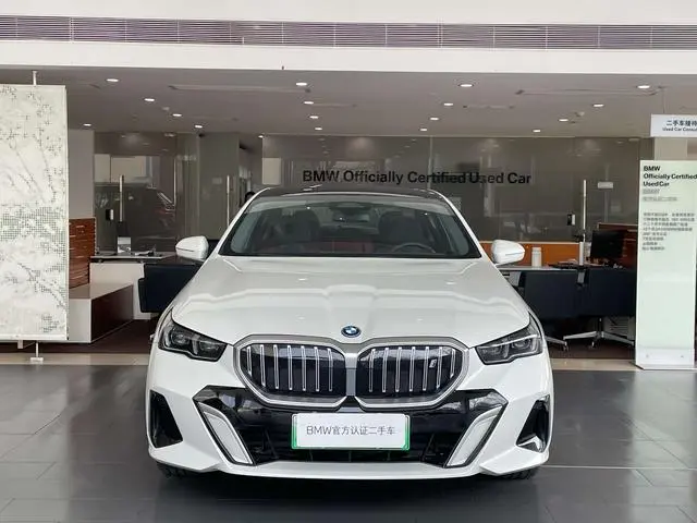 BMW BMW i5 eDrive40L M sports suit