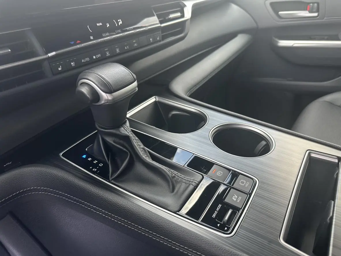 TOYOTA Saina Facelifted dual engine 2.5L Premium Edition