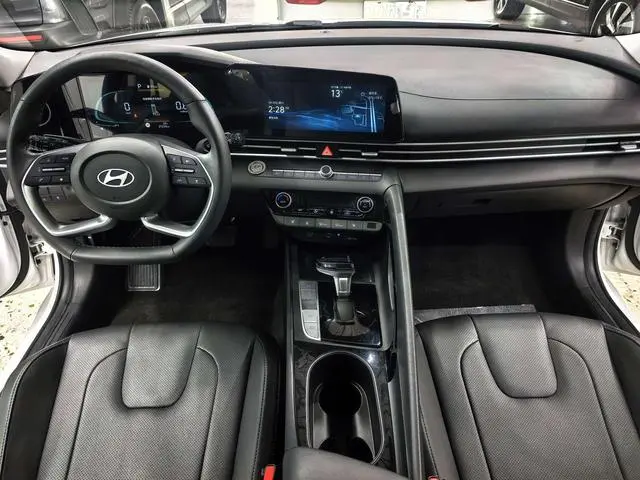 Hyundai Elantra 1.5L CVT LUX Premium Edition
