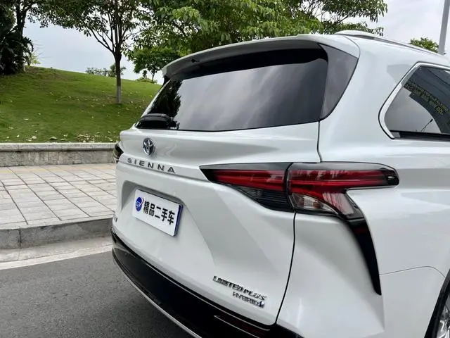 TOYOTA Saina 2.5L Hybrid Extreme Edition