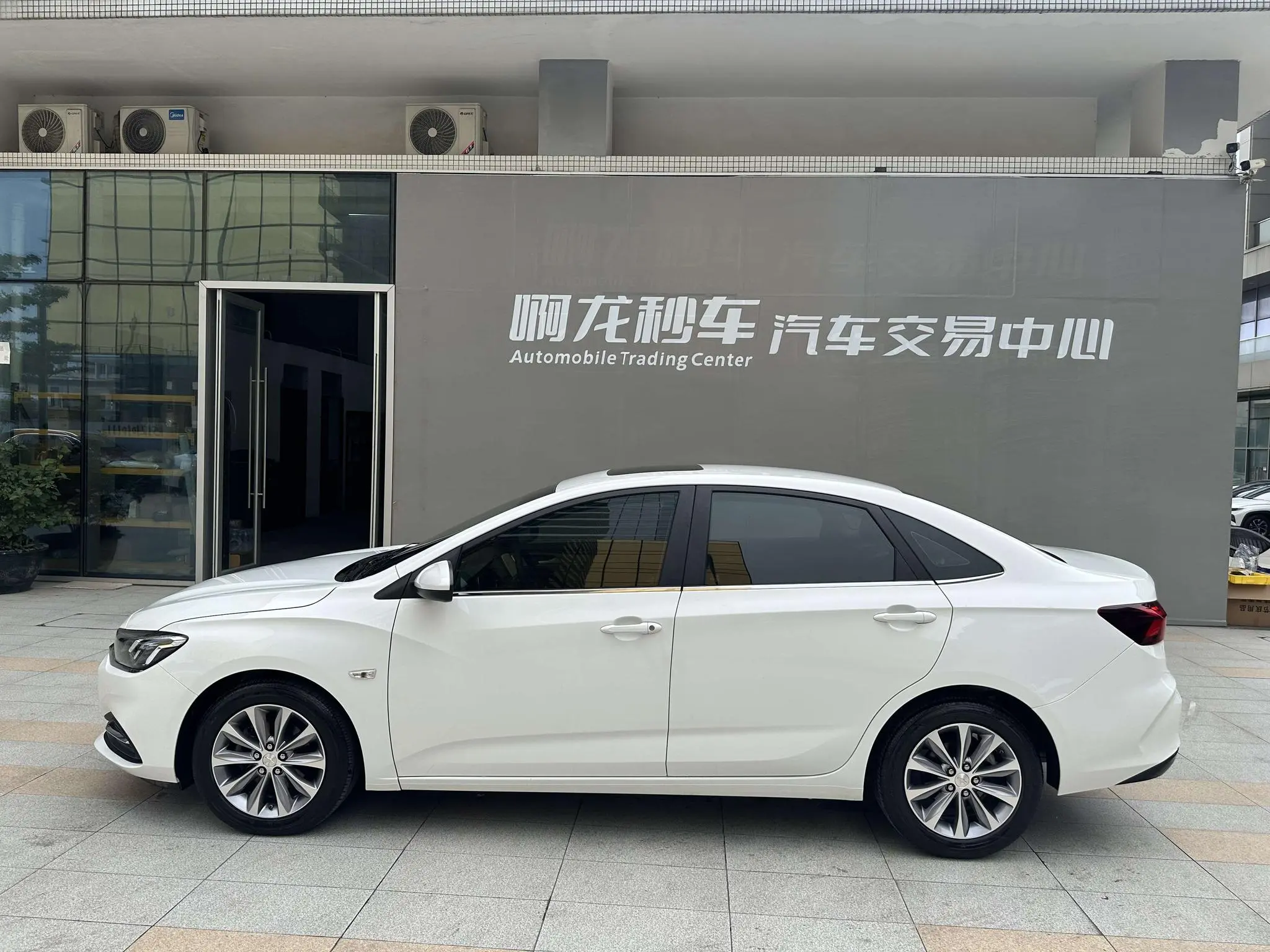 Chevrolet Cruze 320 automatic Enjoy Skylight version
