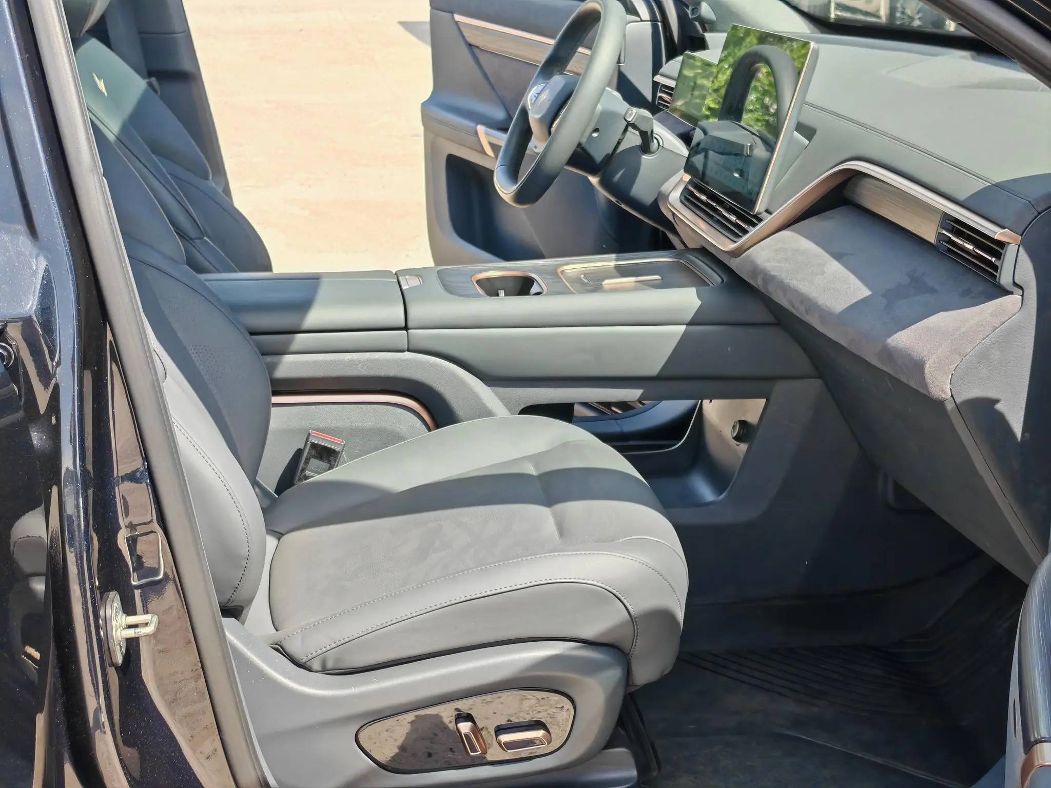 Dongfeng eπ eπ008 210Max extended range version 6 seats