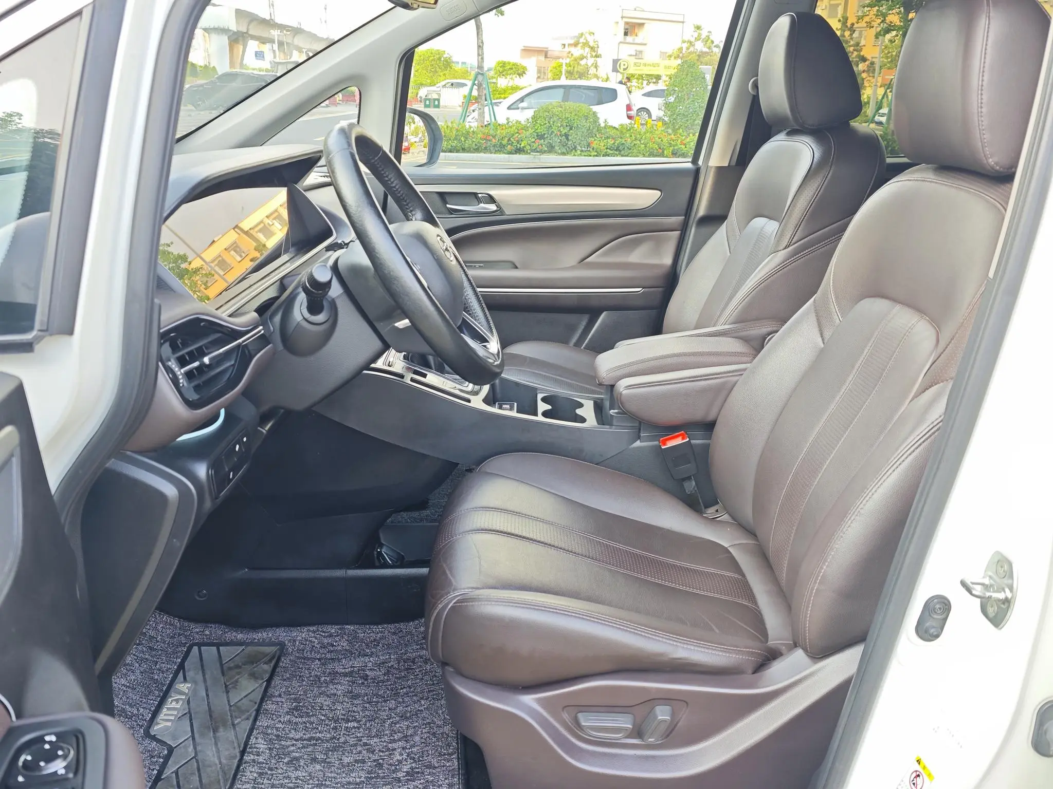 GAC Trumpchi M6 270T automatic Premium Edition 7-seater Country V