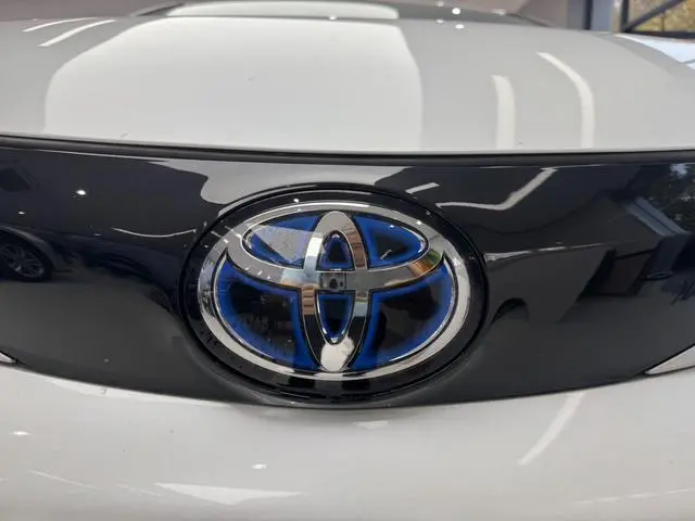 TOYOTA Saina 2.5L Hybrid Deluxe Edition