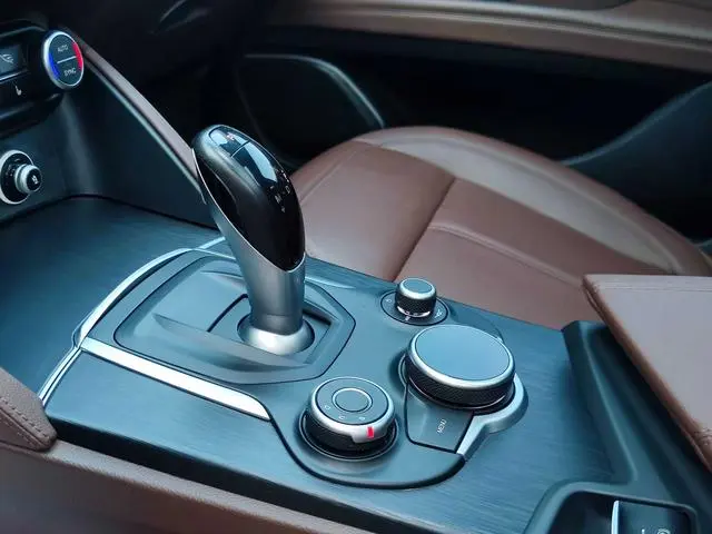 Alfa Romeo Stelvio 2.0T 200HP Deluxe Edition