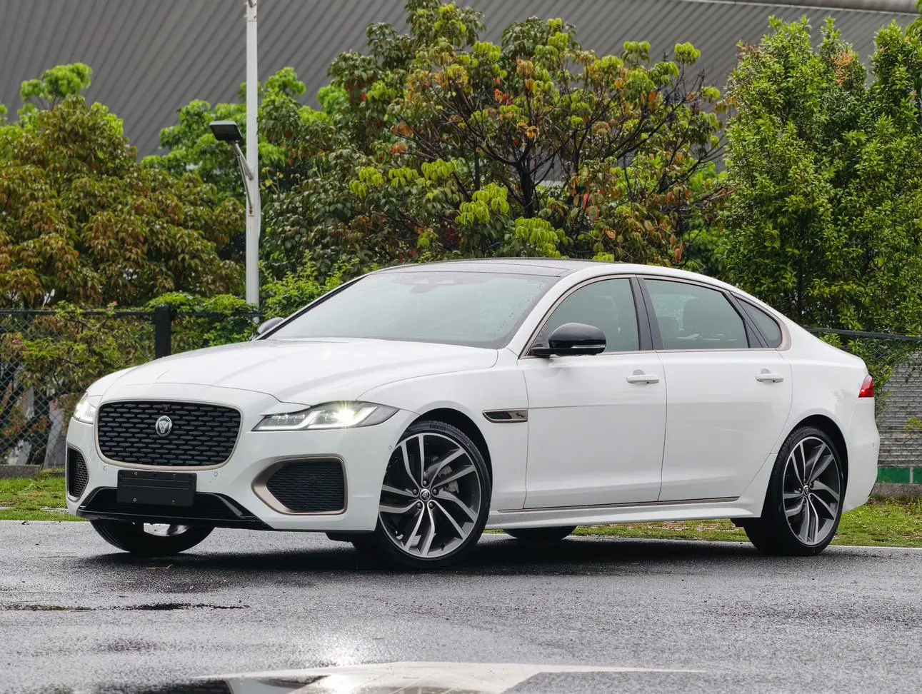 Jaguar Jaguar XFL 2.0T P300 four-wheel drive flagship sports gilt edition
