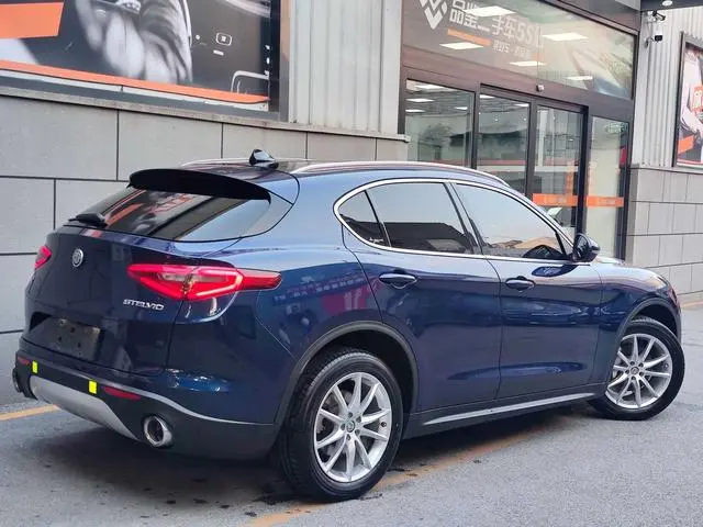 Alfa Romeo Stelvio 2.0T 200HP Deluxe Edition