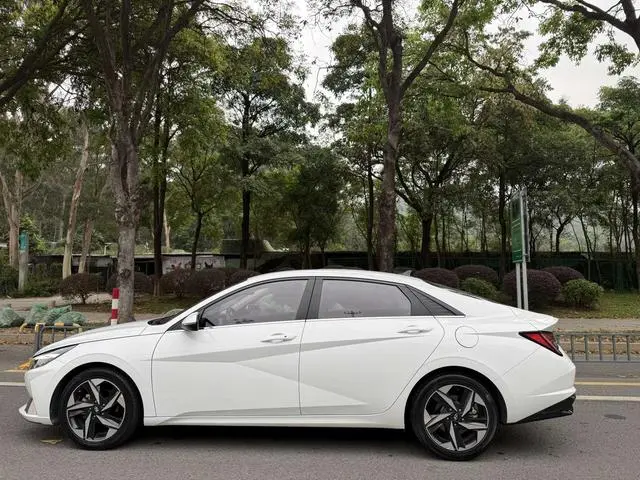 Hyundai Elantra 1.5L CVT LUX Premium Edition