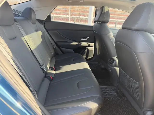 Hyundai Elantra 1.5L CVT LUX Premium Edition
