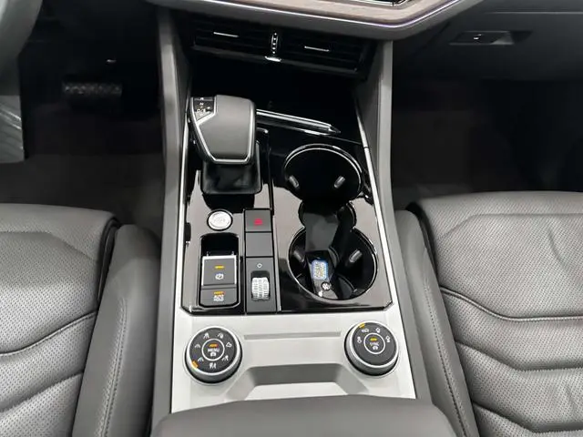 Volkswagen Touareg 3.0 TSI Sharp Front Version Country V