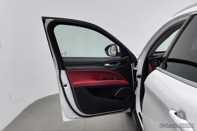 Alfa Romeo Stelvio 2.0T 200HP Deluxe Edition