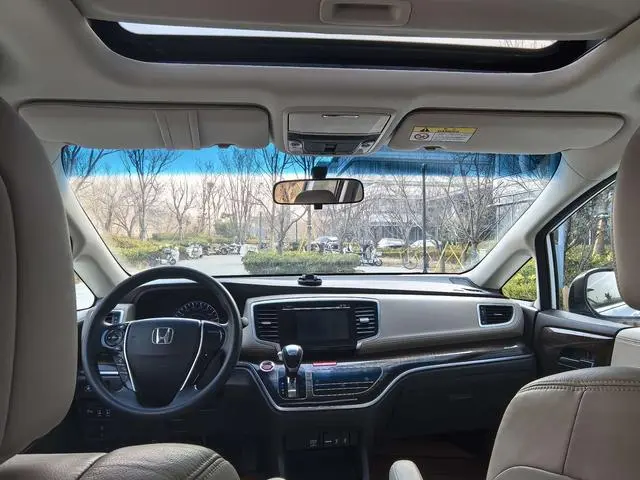 Honda Odyssey 2.4L Deluxe Edition