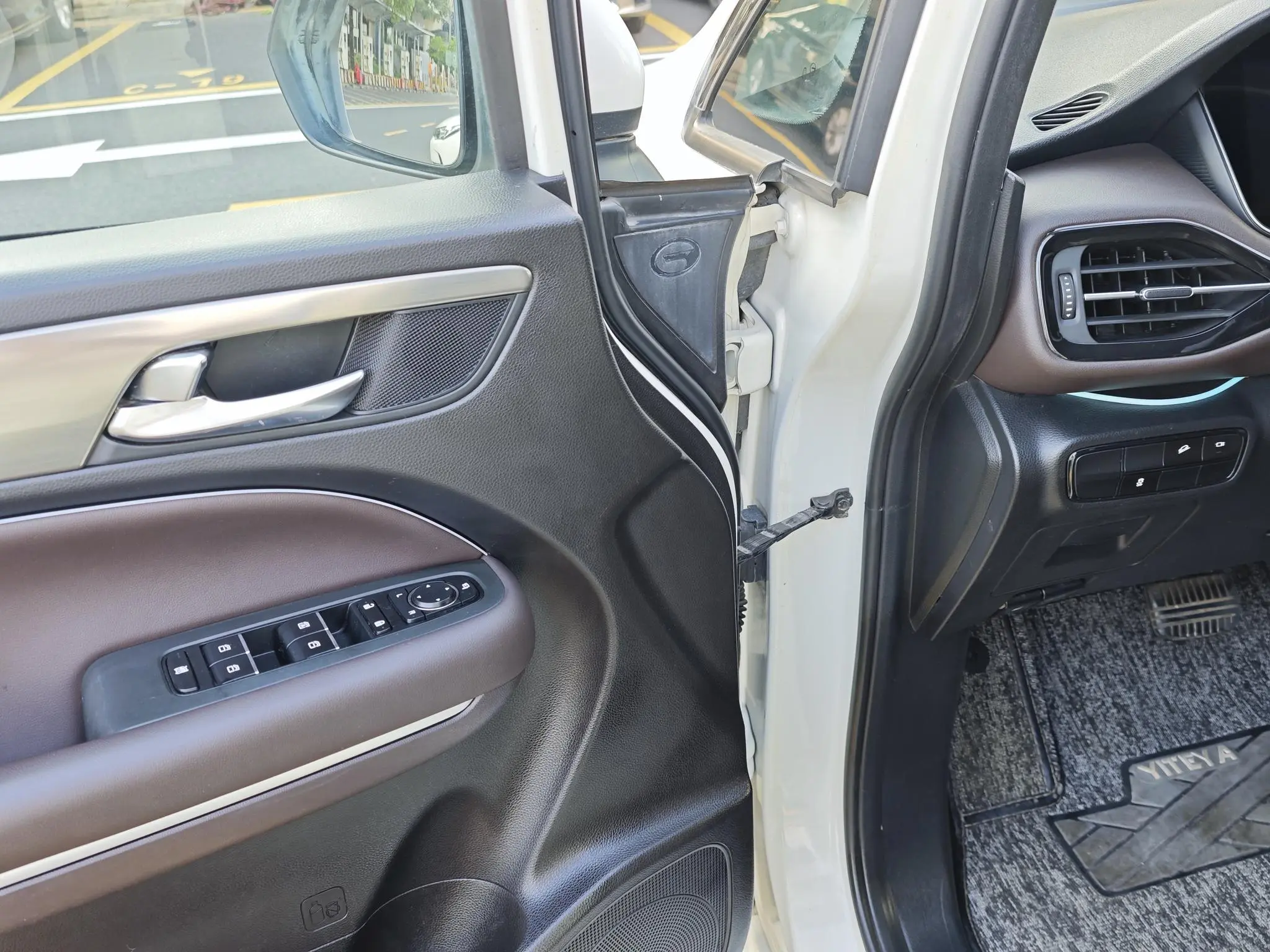 GAC Trumpchi M6 270T automatic Premium Edition 7-seater Country V