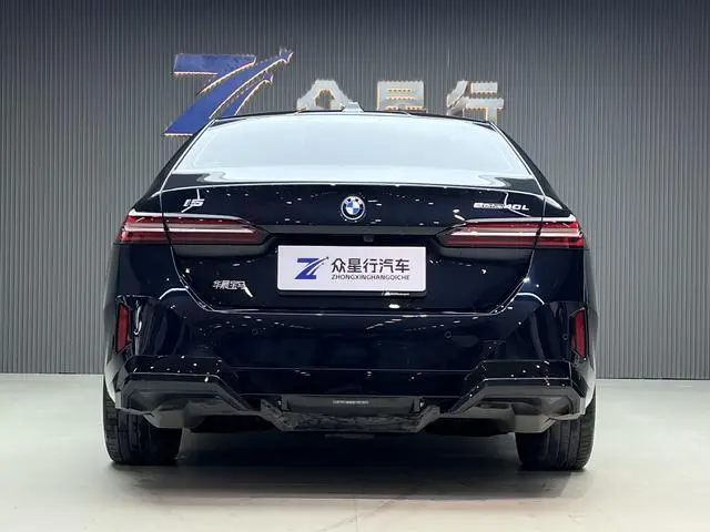 BMW BMW i5 eDrive40L M sports suit