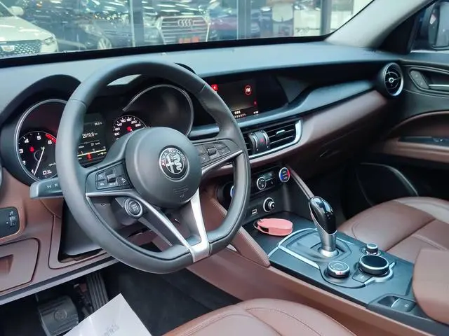 Alfa Romeo Stelvio 2.0T 200HP Deluxe Edition