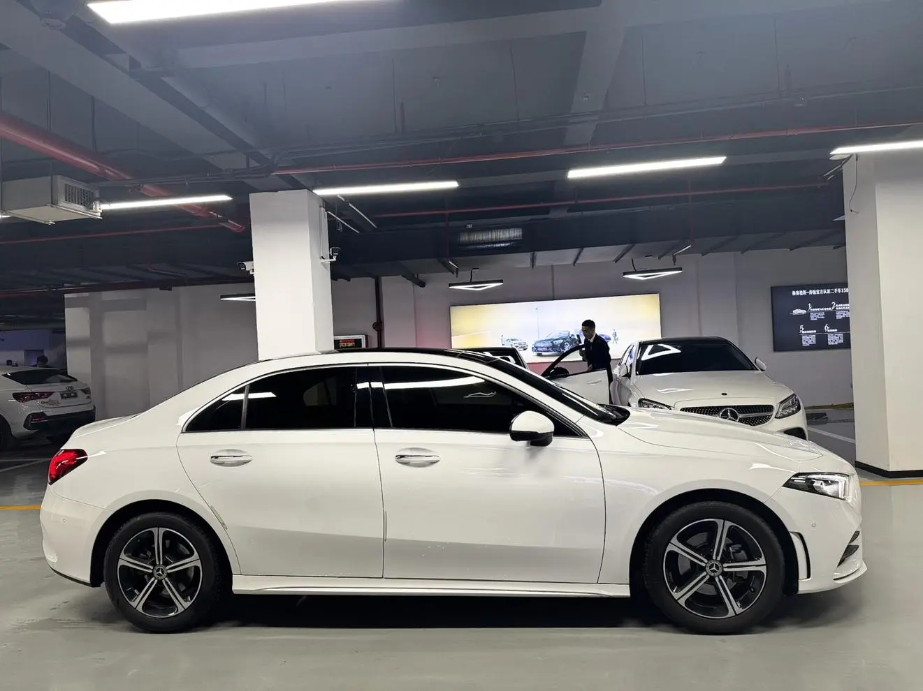 Mercedes-Benz Mercedes-Benz A-class A 200 L sports sedan fashion Version