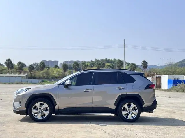 TOYOTA RAV4 Rongfang 2.0L CVT two-wheel drive fashion version