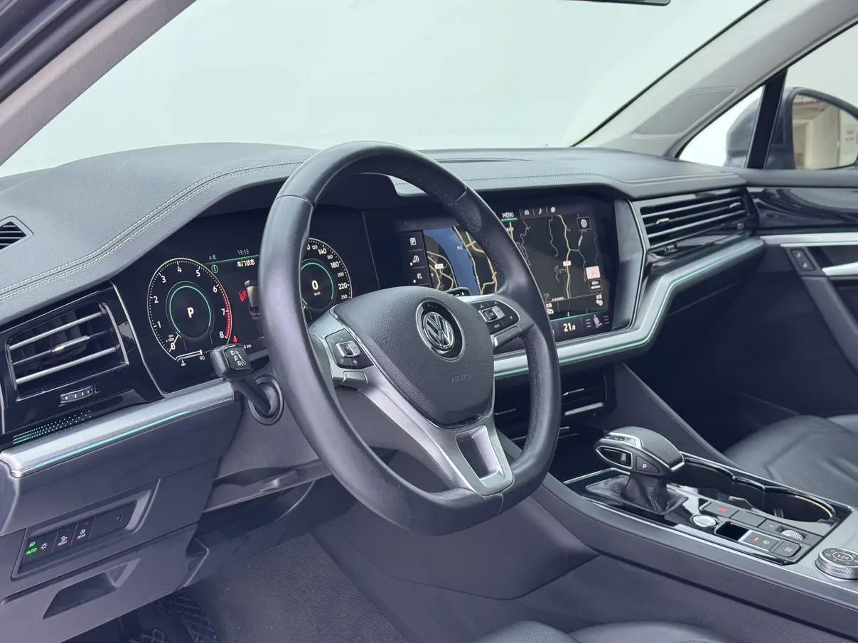 Volkswagen Touareg 3.0 TSI Sharp Front Version Country V