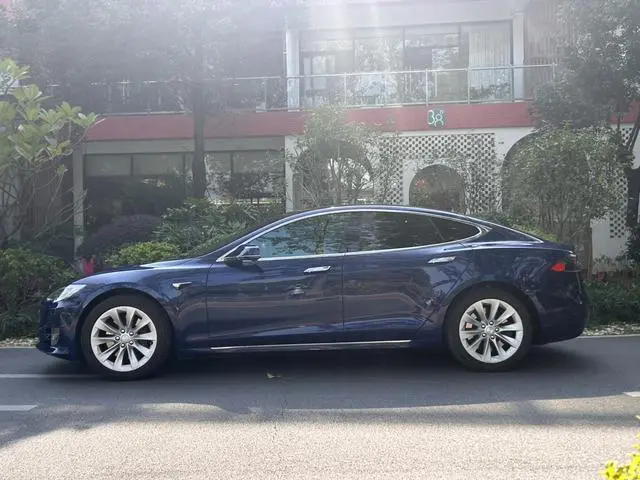 Tesla Model S 75D Standard battery life version