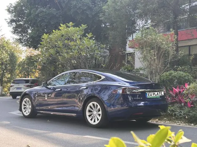 Tesla Model S 75D Standard battery life version