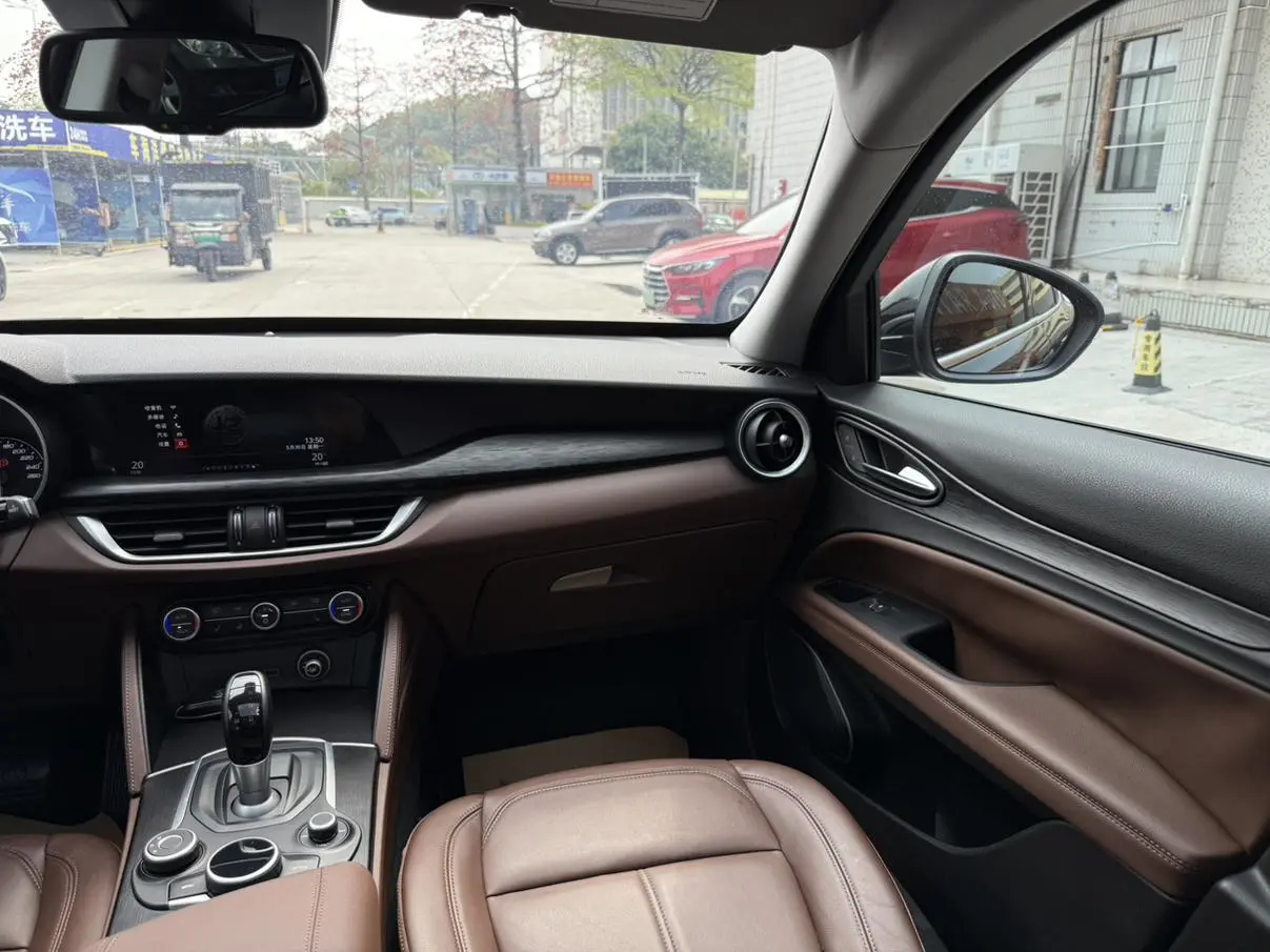 Alfa Romeo Stelvio 2.0T 200HP Deluxe Edition