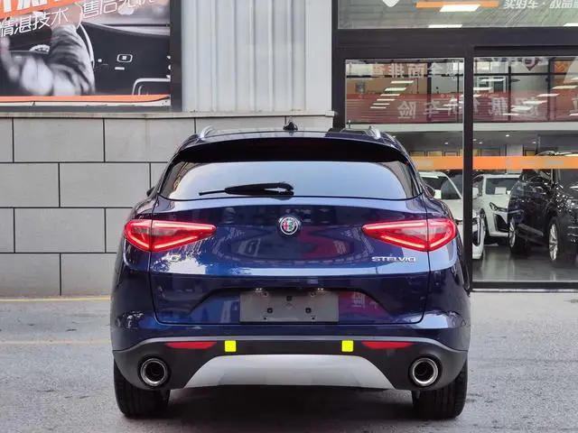 Alfa Romeo Stelvio 2.0T 200HP Deluxe Edition